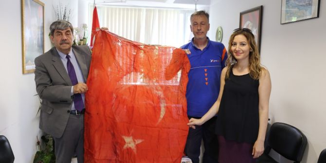 Kurtuluş Şavaşı’ndan Kalan Türk Bayrağı Burhaniye Belediyesi’ne Hediye Edildi