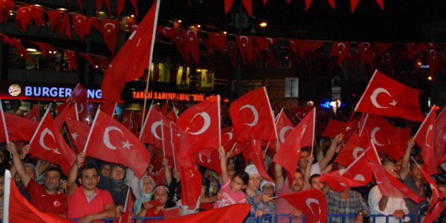 Başkan Kadir Topbaş, Sarıyerli Vatandaşlarla Demokrasi Nöbeti’ne Katıldı
