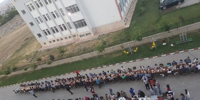 Öğrencilerle Okul Bahçesinde İftar Yemeği