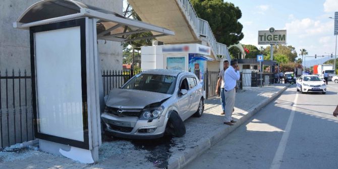 Otomobil Durakta Bekleyen Öğrencilere Çarptı: 6 Yaralı