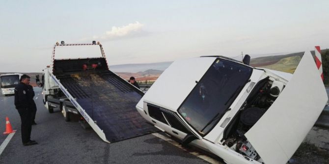 Otomobil Bariyerlere Çarptı