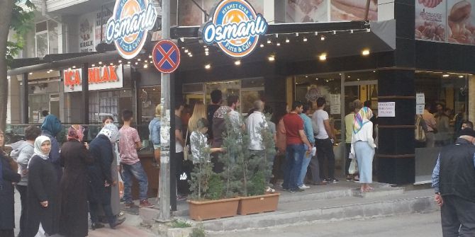 Kütahya’da Sıcak Pide Kuyruğu Geleneği