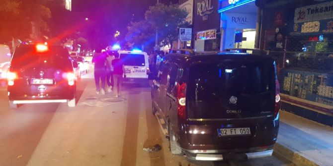 Hafif Ticari Araç Park Halindeki Hafif Ticari Araca Çarptı: 2 Yaralı