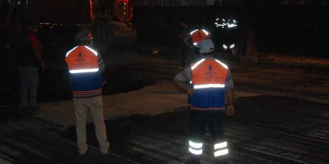 Beşiktaş’ta Çöken Yol 12 Saatlik Çalışmanın Ardından Trafiğe Açıldı