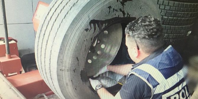 Polis Esrarı Bulmak İçin Lastikçi Oldu