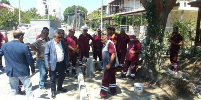 Kuşadası’nda Mahallelerdeki Yol Yapım Çalışmaları Devam Ediyor