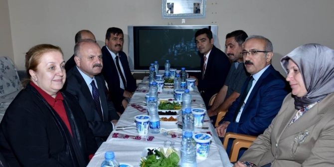 Bakan Elvan, İftarda Şehit Ailesinin Evine Konuk Oldu