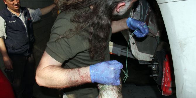 Polis İpi Çektikçe Spor Otomobilden Uyuşturucu Fışkırdı