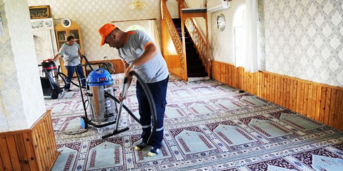 Mezitli’deki Cemevi Ve Camilerde Ramazan Temizliği