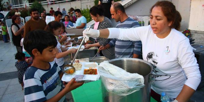 Bayraklı’da Günde 3 Bin Kişiye İftar