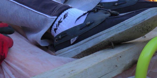 İnşaata Kaçan Topunu Almak İsteyen Çocuğu Ayağına Çivi Saplandı