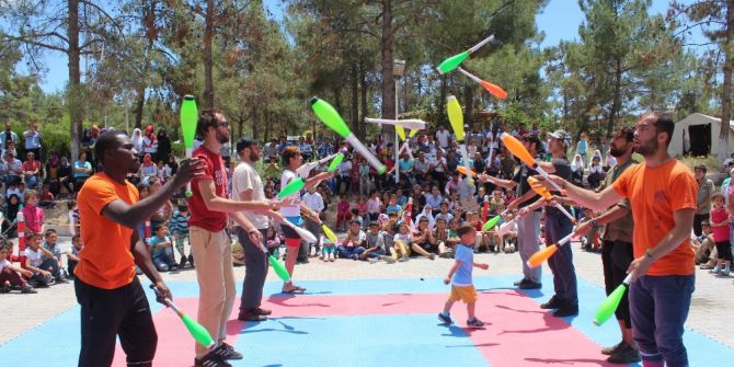 Depremzede Çocuklar Sirk Gösterisi İle Eğlendi