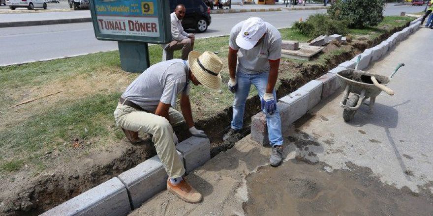 Kavşak Ve Refüjler Yenileniyor