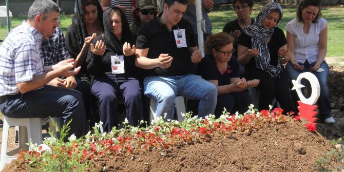 Şehit Yüzbaşının Annesi "Bırakın Oğlumun Ayaklarını Öpeyim" Diye Ağladı