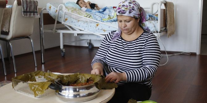 Fedakar Anne Oğlu İçin Yaprak Sarıyor