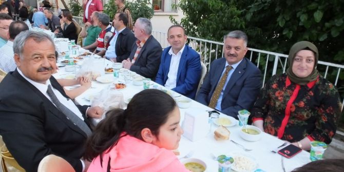 Vali Yazıcı Dutlucalı Vatandaşlarla İftarda Bir Araya Geldi