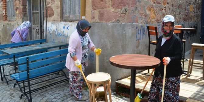 Ayvalık’ta Temizlik İşçisi Kadınlar Her Tarafı Pırıl Pırıl Yapıyor