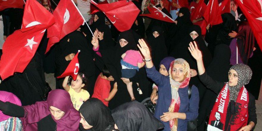 Kucağında Uyuyan Çocuğuna Rağmen Bayrağı Bırakmadı