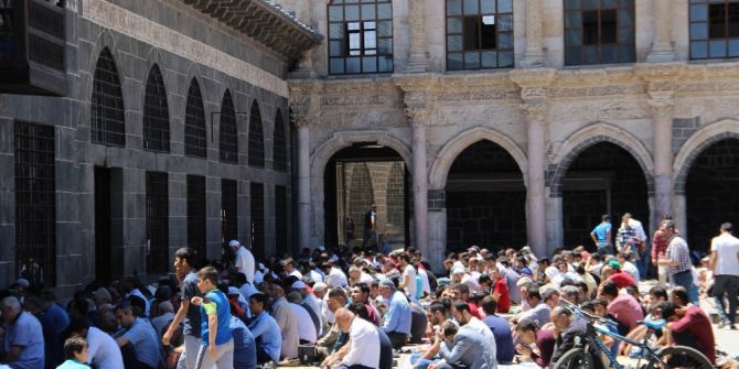 Ramazan Ayının İlk Cumasında Camiler Doldu Taştı