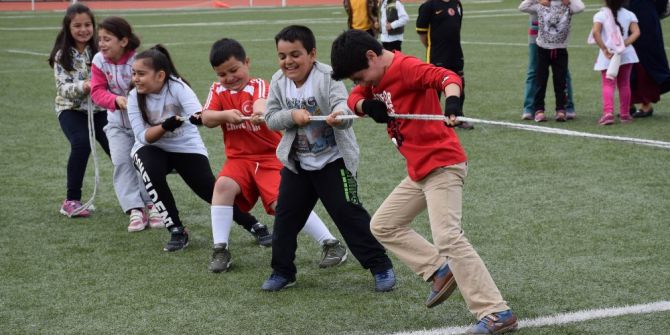 Reşadiye’de Geleneksel Çocuk Oyunları Şenliği Yapıldı