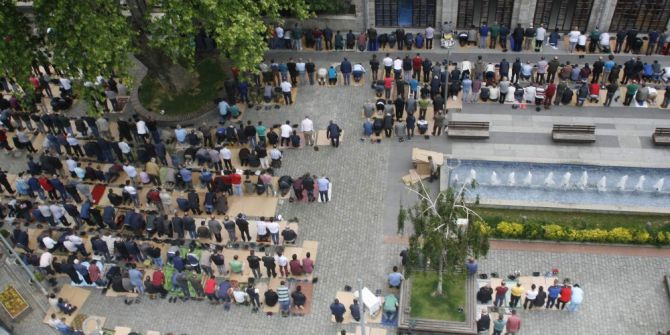 Trabzon’da Ramazan Ayının İlk Cuma Namazı’nda Cemaat Sokağa Taştı