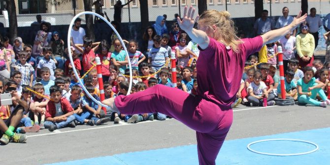 Sirk Sanatçıları Öğrencileri Sevindirdi