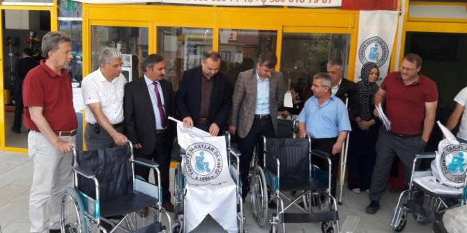 Sakatlar Derneğinden Tekerlekli Sandalye Dağıtımı