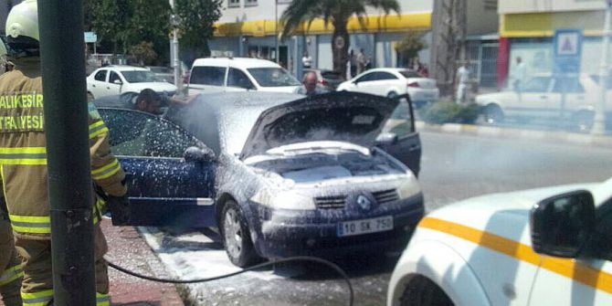 Duman Altında Kalan Otomobil Paniğe Neden Oldu