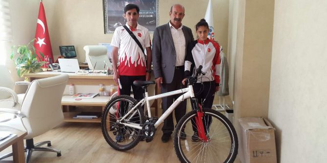 Milli Takıma Seçilen Atlete Bisiklet Hediye Edildi