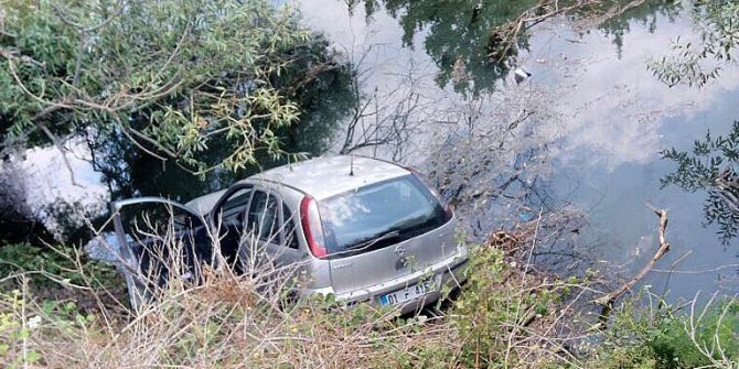 Otomobille Dereye Uçtu