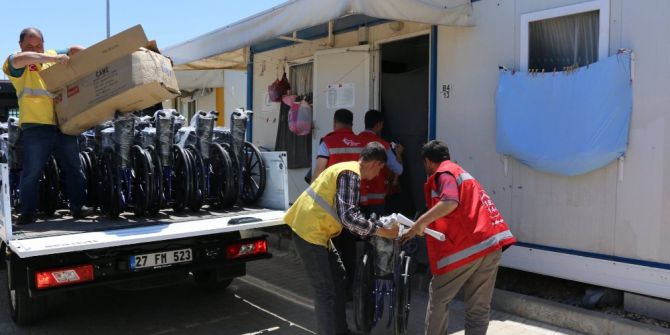 Engelli Suriyelilere 20 Adet Tekerlekli Sandalye Dağıtıldı