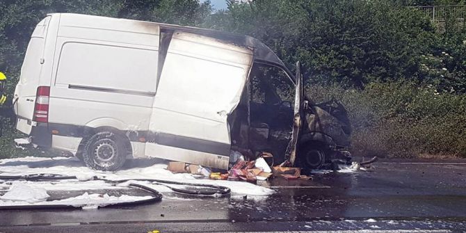 Almanya’da Bir Türk‘e Ait Minibüs Yandı