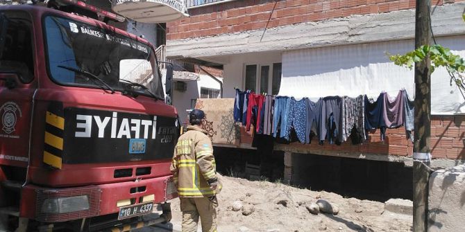 Havalandırma Boşluğuna Düşen Kargayı İtfaiye Ekipleri Kurtardı
