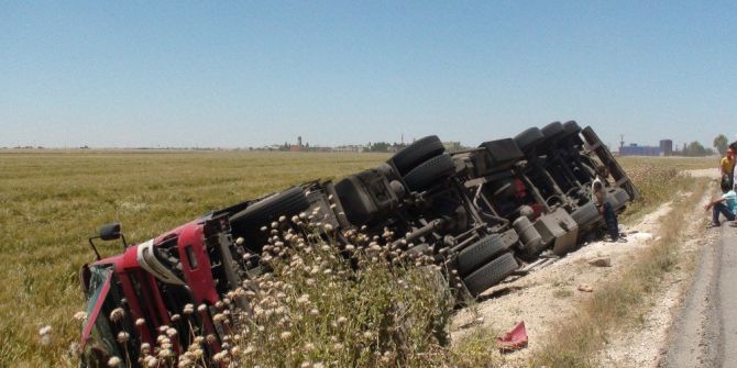 İpekyolu’nda Nişasta Dolu Yük Tır Devrildi