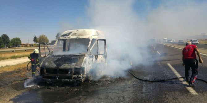 Seyir Halindeki Minibüs Alev Aldı