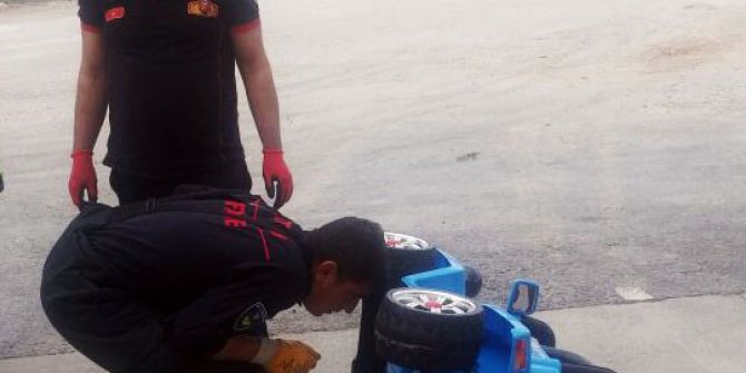 6. Kattaki Eve Giren Yılan Akülü Araca Saklandı