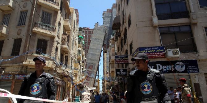 İskenderiye’de Yüksek Bina Etrafındaki Binaların Üzerine Devrildi