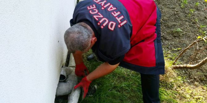 Su Borusuna Sıkışan Yavru Kediyi İtfaiye Kurtardı