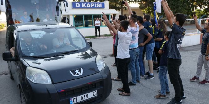 Fenerbahçe Kafilesini Adana’da 25 Kişilik Grup Karşıladı