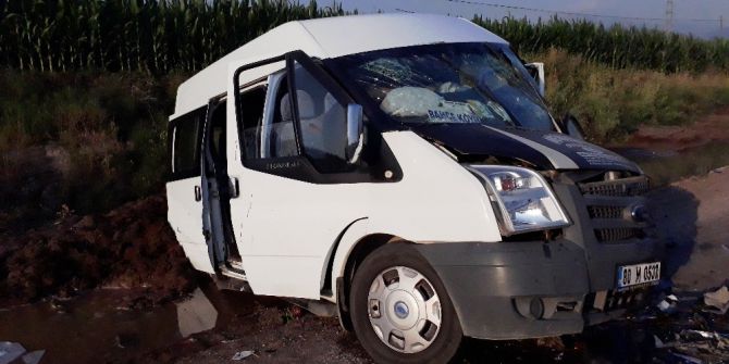 Otomobil İle Minibüs Çarpıştı: 1 Ölü, 8 Yaralı