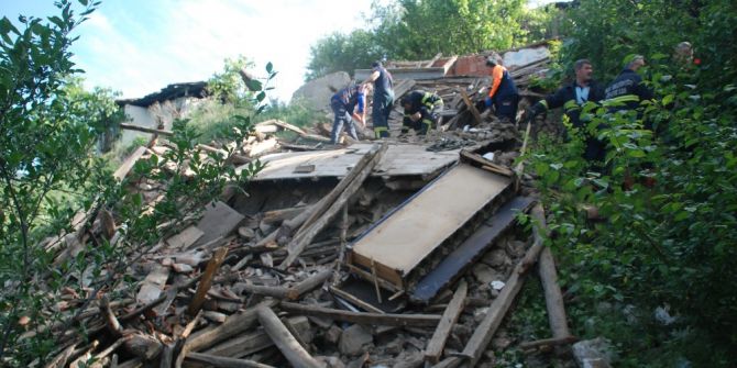 Metruk Evdeki Göçük Kurtarma Ekiplerini Alarma Geçirdi