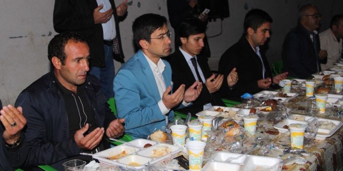 Başkale Belediyesi İftar Yemeği Verdi