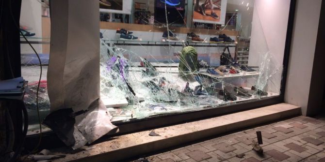 Direksiyon Hakimiyetini Kaybedip Mağazaya Daldı