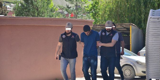 Hakkari’de 2 Pkk’lı Teslim Oldu