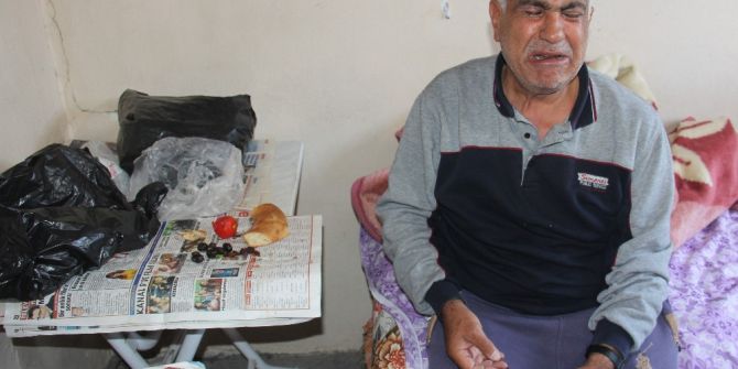 Oğlu Finlandiya’da Bir Üniversitede Öğretim Görevlisi Olan Kısmi Felçli Adam, Hayatta Kalma Mücadelesi Veriyor