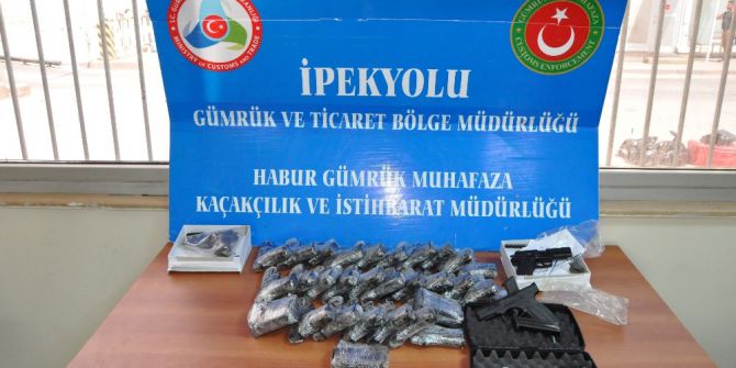 Habur Sınır Kapısı’nda Bir Tırın Yakıt Tankına Gizlenmiş 30 Adet Silah Ele Geçirildi