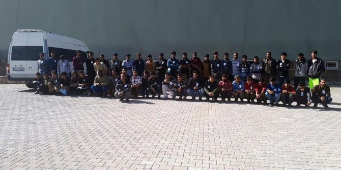 15 Kişilik Minibüste 50 Kaçak Yakalandı