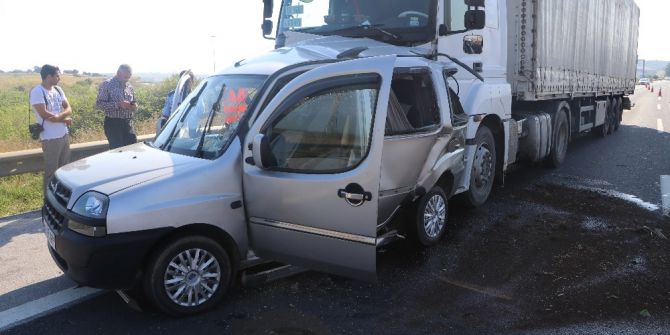 Tır, Otobanda Bir Araca Arkadan Çarptı: 2 Yaralı