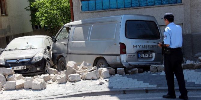 Minibüs Binaya Çarptı