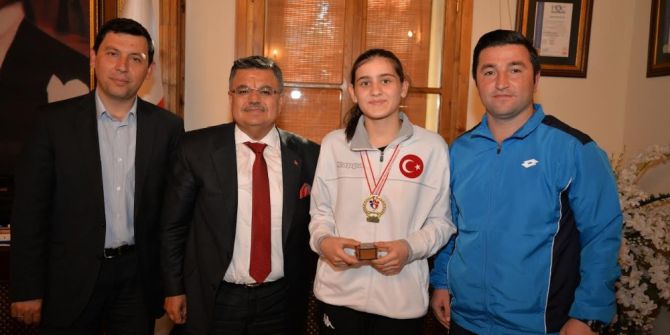 Başkan Yağcı, Türkiye Şampiyonu Olan Öğrenciyi Makamında Ağırladı